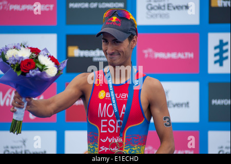 Mario Mola (ESP), Gewinner des Elite Herren Triathlon auf dem Podium beim PruHealth ITU World Triathlon in London Stockfoto