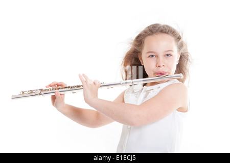 junges Mädchen beim Flötenspiel vor weißem Hintergrund im studio Stockfoto