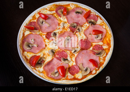 Köstliche Pizza mit Schinken Stockfoto