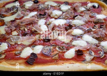 traditionelle italienische Pizza: Pizza Capricciosa mit leckeren Zutaten Stockfoto