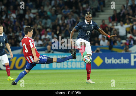 Nizza, Frankreich. 1. Juni 2014. Paul Pogba (Frankreich) Dets Weg von Danilo Ortiz (Paraguay) während ihrer internationalen Freundschaftsspiel der Allianz Riviera Stadium. © Aktion Plus Sport/Alamy Live-Nachrichten Stockfoto