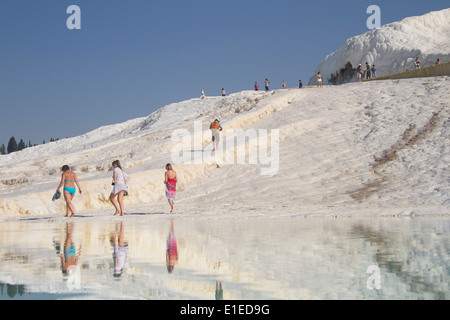 Türkei; Denizli; Pamukkale; UNESCO; Hierapolis; Museum; Menschen; Travertin; Kalkstein; Calciumcarbonat; Schwimmbad; Schwimmen; Zu Fuß erreichen; Stockfoto