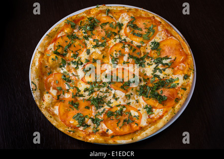 Köstliche Pizza mit Tomaten Stockfoto