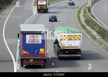 Ein Tesco, Autobahn Wartung und anderen Fahrzeugen reisen entlang der Autobahn M20 in Kent, England Stockfoto