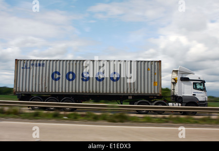 Ein Pentalver Lkw schleppen einen Cosco Container entlang der Schnellstraße A46 in Leicestershire, England Stockfoto