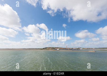 Landschaft am Meer mit niederländischen Wattenmeer Insel Terschelling mit Hafen Stockfoto