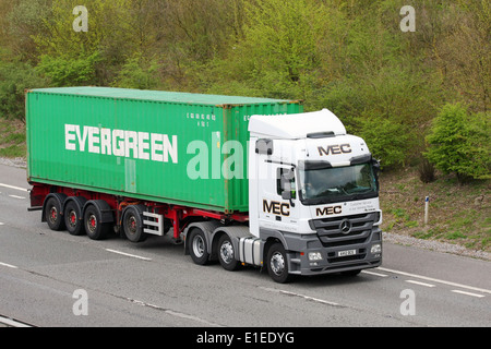 Eine MEC Lkw schleppen eine immergrüne Versandbehälter entlang der Autobahn M20 in Kent, England Stockfoto