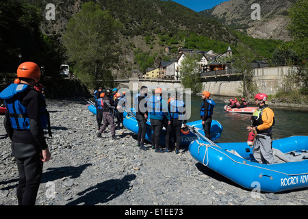 Anleitung vor dem Wildwasser-rafting am Fluss Noguera Pallaresa in Naut Aran Aran-Tal Katalonien Spanien Stockfoto