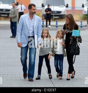 Prinz Felipe von Spanien und Prinzessin Letizia von Spanien mit den Töchtern Leonor und Sofia besuchen Quiron University Hospital, wo Spaniens König Juan Carlos ich erholt sich von einer Operation am 27. September 2013 in Pozuelo de Alarcon, Spanien. Stockfoto