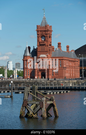 Blauer Himmel über das Pierhead Building, Cardiff Bay, South Wales, UK. Stockfoto