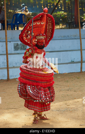 Indien, Bundesstaat Kerala, herum Kannur, Teyyam Zeremonie, Gott abbildende Stockfoto