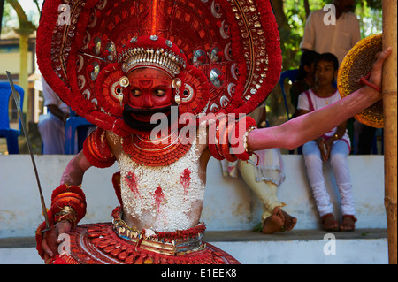 Indien, Bundesstaat Kerala, herum Kannur, Teyyam Zeremonie, Gott abbildende Stockfoto