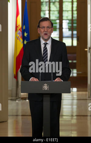 Madrid. 2. Juni 2014. Spaniens Premier Mariano Rajoy spricht auf einer Pressekonferenz in Madrid, Spanien am 2. Juni 2014. Spaniens Premier Mariano Rajoy angekündigt am Montag, die König Juan Carlos beschlossen hatte, nach fast 39 Jahren auf den Thron zu verzichten. Bildnachweis: Daniel/Xinhua/Alamy Live-Nachrichten Stockfoto