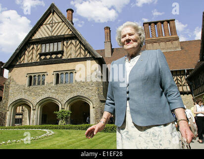 Datei - ein Datei-Foto vom 4. Mai 2006 zeigt die Tochter von Winston Churchill, Lady Mary Soames, vor Schloss Cecilienhof in Potsdam, Deutschland. Cecilienhof ist berühmt dafür, dass die Lage der Potsdamer Konferenz 1945, nahm die Staats-und Regierungschefs der Sowjetunion, dem Vereinigten Königreich und den Vereinigten Staaten wichtige Entscheidungen über die Form der Post Weltkrieg Europa und Asien. Foto: Jan Woitas Stockfoto