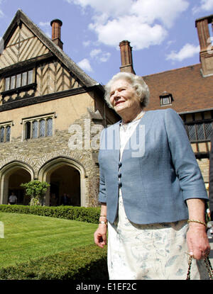 Datei - ein Datei-Foto vom 4. Mai 2006 zeigt die Tochter von Winston Churchill, Lady Mary Soames, vor Schloss Cecilienhof in Potsdam, Deutschland. Cecilienhof ist berühmt dafür, dass die Lage der Potsdamer Konferenz 1945, nahm die Staats-und Regierungschefs der Sowjetunion, dem Vereinigten Königreich und den Vereinigten Staaten wichtige Entscheidungen über die Form der Post Weltkrieg Europa und Asien. Foto: Jan Woitas Stockfoto