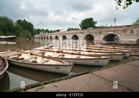 Ruderboote von Clopton Brücke, Stratford-upon-Avon Stockfoto