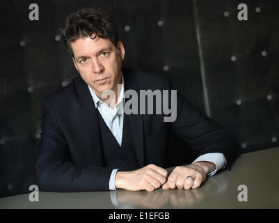 Berlin, Deutschland. 30. Mai 2014. US-Musiker Joe Henry posiert in Berlin, Deutschland, 30. Mai 2014. Sein neue Album "Unsichtbare Hour" wurde am 30. Mai veröffentlicht. Foto: BRITTA PEDERSEN/Dpa/Alamy Live News Stockfoto