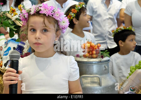 Israel, Jerusalem. 2. Juni 2014. Israels Präsident Peres erhält Segen von einem jungen Mädchen für das Schawuot-fest. Der Präsident veranstaltete ein Bikkurim Festival für Schawuot, feiert die Übergabe der Tora am Berg Sinai. Auch bezeichnet als das Erntedankfest in antike jüdische Bauern ihre ersten Früchte der Saison auf dem Tempel in Jerusalem als Opfergaben gebracht. Bildnachweis: Nir Alon/Alamy Live-Nachrichten Stockfoto