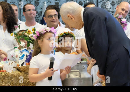 Israel, Jerusalem. 2. Juni 2014. Israels Präsident SHIMON PERES erhält Segen von einem jungen Mädchen für das Schawuot-fest. Der Präsident veranstaltete ein Bikkurim Festival für Schawuot, feiert die Übergabe der Tora am Berg Sinai. Auch bezeichnet als das Erntedankfest in antike jüdische Bauern ihre ersten Früchte der Saison auf dem Tempel in Jerusalem als Opfergaben gebracht. Bildnachweis: Nir Alon/Alamy Live-Nachrichten Stockfoto