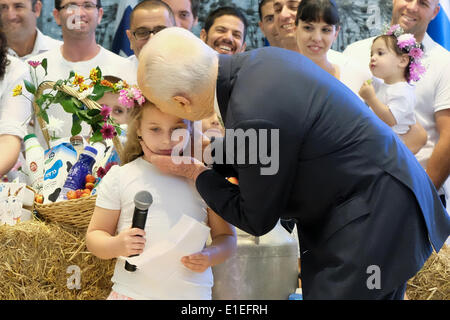 Israel, Jerusalem. 2. Juni 2014. Israels Präsident SHIMON PERES erhält Segen von einem jungen Mädchen für das Schawuot-fest. Der Präsident veranstaltete ein Bikkurim Festival für Schawuot, feiert die Übergabe der Tora am Berg Sinai. Auch bezeichnet als das Erntedankfest in antike jüdische Bauern ihre ersten Früchte der Saison auf dem Tempel in Jerusalem als Opfergaben gebracht. Bildnachweis: Nir Alon/Alamy Live-Nachrichten Stockfoto