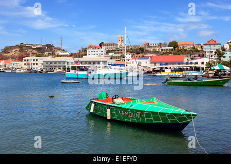 Blick von der Carenage Naturhafen, St. George, Grenada, West Indies mit Fort George am Horizont Stockfoto