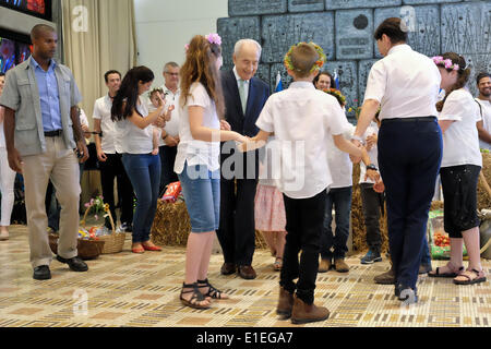 Israel, Jerusalem. 2. Juni 2014. Israels Präsident SHIMON PERES verbindet Kinder im Kreis tanzen nach der Melodie eines Liedes Schawuot Urlaub. Der Präsident veranstaltete ein Bikkurim Festival für Schawuot, feiert die Übergabe der Tora am Berg Sinai. Auch bezeichnet als das Erntedankfest in antike jüdische Bauern ihre ersten Früchte der Saison auf dem Tempel in Jerusalem als Opfergaben gebracht. Bildnachweis: Nir Alon/Alamy Live-Nachrichten Stockfoto