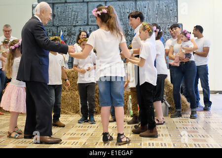 Israel, Jerusalem. 2. Juni 2014. Israels Präsident SHIMON PERES verbindet Kinder im Kreis tanzen nach der Melodie eines Liedes Schawuot Urlaub. Der Präsident veranstaltete ein Bikkurim Festival für Schawuot, feiert die Übergabe der Tora am Berg Sinai. Auch bezeichnet als das Erntedankfest in antike jüdische Bauern ihre ersten Früchte der Saison auf dem Tempel in Jerusalem als Opfergaben gebracht. Bildnachweis: Nir Alon/Alamy Live-Nachrichten Stockfoto