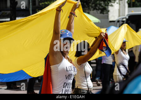 Caracas, Venezuela. 1. Juni 2014. Anti-Regierungs-Demonstranten teilnehmen einen Protest gegen Baruta Township, in Miranda Zustand, östlich von Caracas, Venezuela, am 1. Juni 2014. © Manuel Hernandez/Xinhua/Alamy Live-Nachrichten Stockfoto