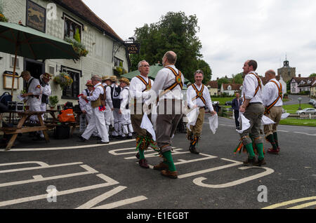 Ashdown Forest Morris Männer aus Sussex im Fox Inn in Finchingfield Essex, England. 31. Mai 2014. .  Morris tanzen ist ein englischer Volkstanz von Männern in speziellen Kostümen durchgeführt.  Die Tänzer waren beteiligt sich ein Festival namens Morris ring Stockfoto