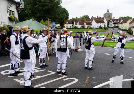 Mayflower Morris Männer aus Basildon tanzen an der Fox Inn Finchingfield Essex, UK. am 31. Mai 2014.  Morris Dancing ist ein englischer Volkstanz.  Die Leistung ist Teil eines Namens Morris Ring seit 1934 jährlich stattfindenden Festivals Stockfoto