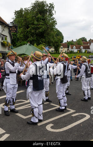 Mayflower Morris Männer aus Basildon tanzen an der Fox Inn Finchingfield Essex, UK. am 31. Mai 2014.  Morris Dancing ist ein englischer Volkstanz.  Die Leistung ist Teil eines Namens Morris Ring seit 1934 jährlich stattfindenden Festivals Stockfoto