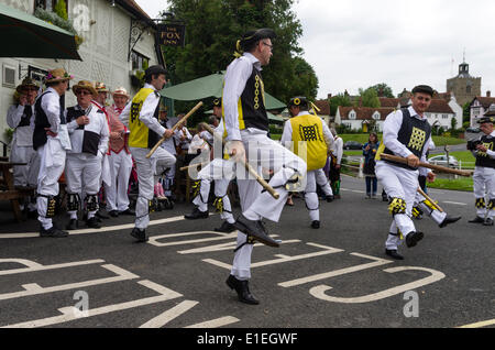 Westminster Morris Männer tanzen bei Fox Inn Finchingfield, Essex, England. am 31. Mai 2014.  Morris tanzen ist ein englischer Volkstanz.  Die Tänzer sind ein Festival namens Morris Ring seit 1934 jährlich stattfindenden Teilnahme Stockfoto