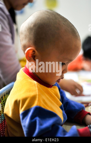 Chinesische Kinder in einem Waisenhaus in Peking während der Kunst-Klasse Stockfoto