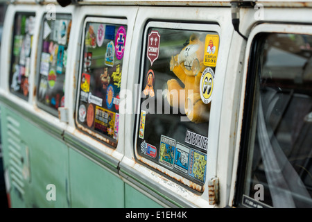 VW Volkswagen Camper van in Aufkleber bei einer VW-Show behandelt. England Stockfoto