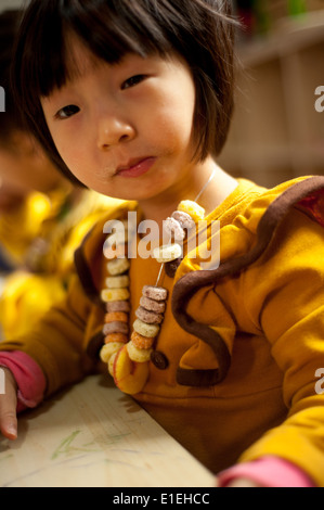 Kleines Mädchen mit Behinderungen in einem Waisenhaus in Peking, China Stockfoto