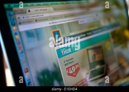 Laptop Computer Bildschirm zeigt Website von ALDI Supermarkt Stockfoto