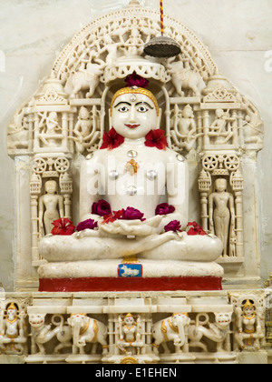 Indien, Rajasthan, Jaisalmer, Amar Sagar Jain-Tempel, Lord Mahavir Mahavira Statue Stockfoto