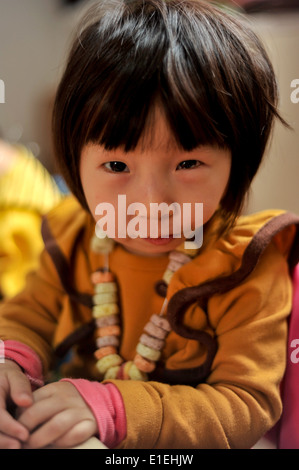 Kleines Mädchen mit Behinderungen in einem Waisenhaus in Peking, China Stockfoto