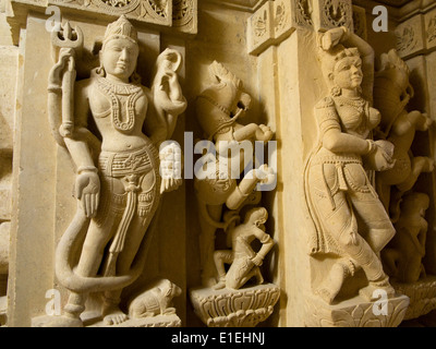 Indien, Rajasthan, Jaisalmer, Amar Sagar Jain-Tempel, Interieur, geschnitzte Sandsteinfiguren Stockfoto