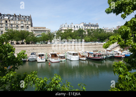 Boote in Canal Saint-Martin, Paris, Frankreich Stockfoto