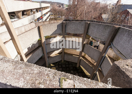 Brutalist Architecture. Eine Spirale Beton Gehweg zu ein mehrstöckiges Parkhaus, Chesterfield, Derbyshire, England, Großbritannien Stockfoto