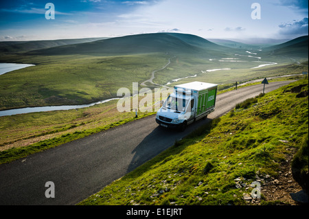 Ein ASDA Hause Lieferwagen Fahrt durch die abgelegenen ländlichen Landschaft von isolierten Elan Hochtal in Powys Mitte Wales UK Stockfoto