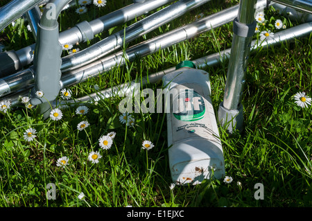 Zimmer Frame, hochdrücken Gänseblümchen, Mobillity, Behinderte, standard, isoliert, stick, weich, Hilfe, weiß, medizinische, paar, typisch, orthoped Stockfoto