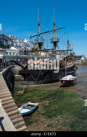 Replik von Sir Francis Drakes Schiff "The Golden Hind" vertäut im Hafen von Brixham. Das Tudor Schiff ist ein schwimmendes Museum. Stockfoto