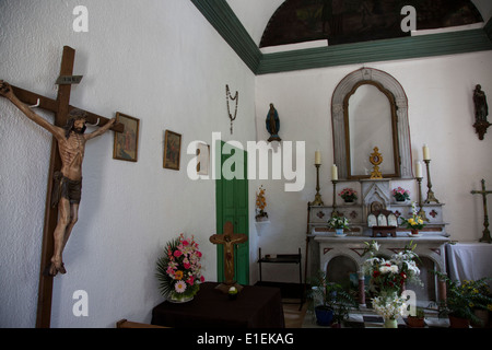 Das Innere einer kleinen Kapelle befindet sich in einer kleinen Seitenstraße in Calenzana, Corsica. Stockfoto