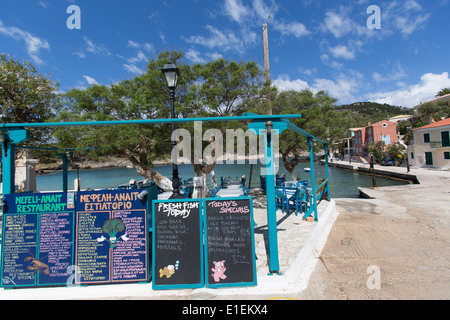 Dorf von Assos, Kefalonia. Malerische Aussicht auf eine leere Waterfront Restaurant im Dorf Assos. Stockfoto