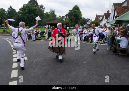 East Surrey Morris Männer tanzen bei Fox Inn Finchingfield, Braintree, Essex, England, UK. Die Tänzer sind das Morris Ring Festival beteiligt.  Morris tanzen ist ein englischer Volkstanz.  Diese Tänze werden als Fruchtbarkeit Ritus angesehen. 31stMay 2014. Stockfoto