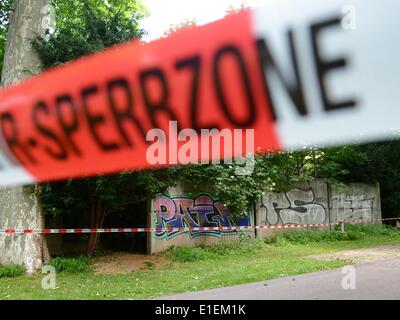 Stuttgart, Deutschland. 2. Juni 2014. Absperrband Absperrungen aus dem Ort, wo tho Leichen im Schlossgarten in Stuttgart, Deutschland, 2. Juni 2014 gefunden wurden. Die Leichen einer Frau und ein Mann hatte im Koffer von Passanten im Park am Vortag festgestellt. Foto: Dpa/Bernd Weissbrod/Alamy Live News Stockfoto