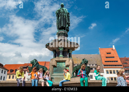 Kinder in der Statue des Markgrafen von Meißen Otto Der Reiche (Otto den reichen), Obermarkt (obere Markt) in Freiberg, Sachsen, Deutschland Stockfoto