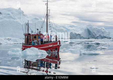 Eine kommerzielle Eisberg Tour unter riesigen Eisberge gekalbt von Ilulissat Gletscher, der UNESCO, Ilulissat, Grönland Stockfoto